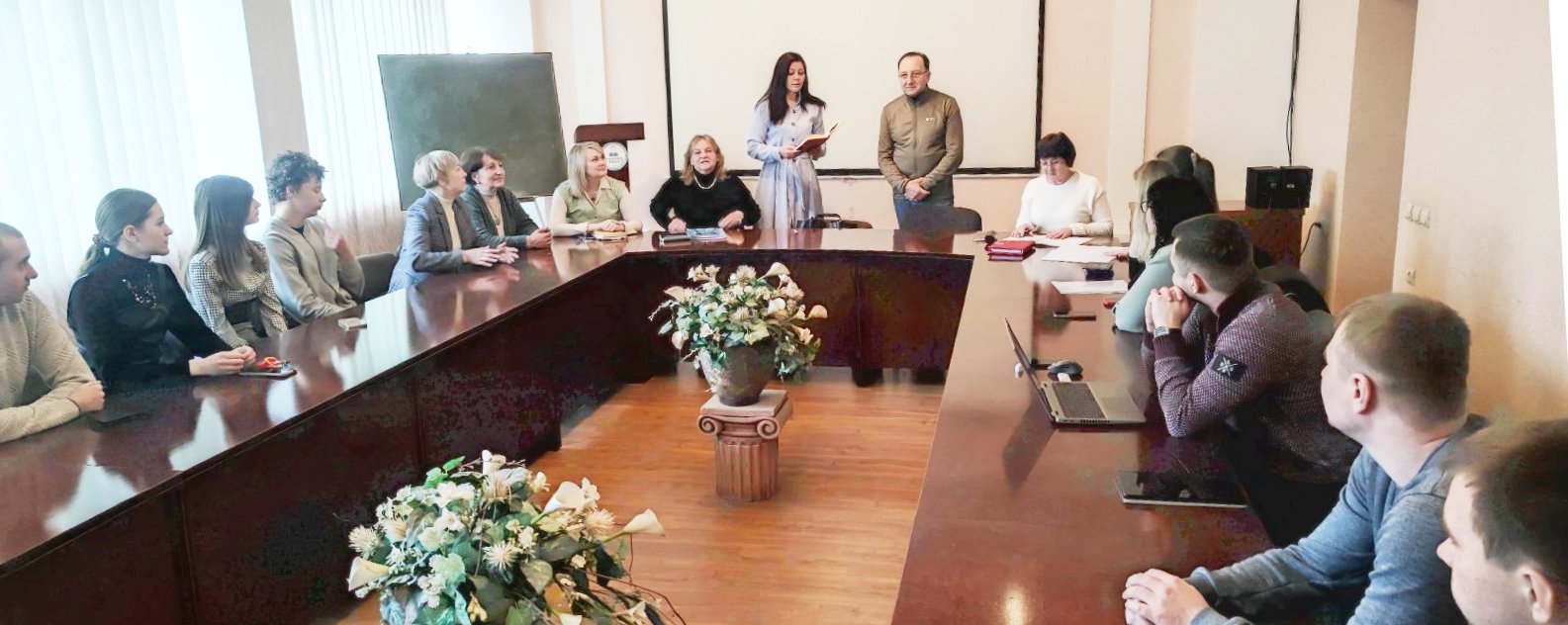 Доц.Наталія Морська представляє доц., канд.екон.н. Василя Лопуха